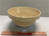VINTAGE OVEN WARE MIXING BOWL HAS FRACTURE ON RIM