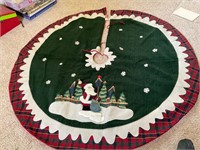 Pretty Christmas tree skirt