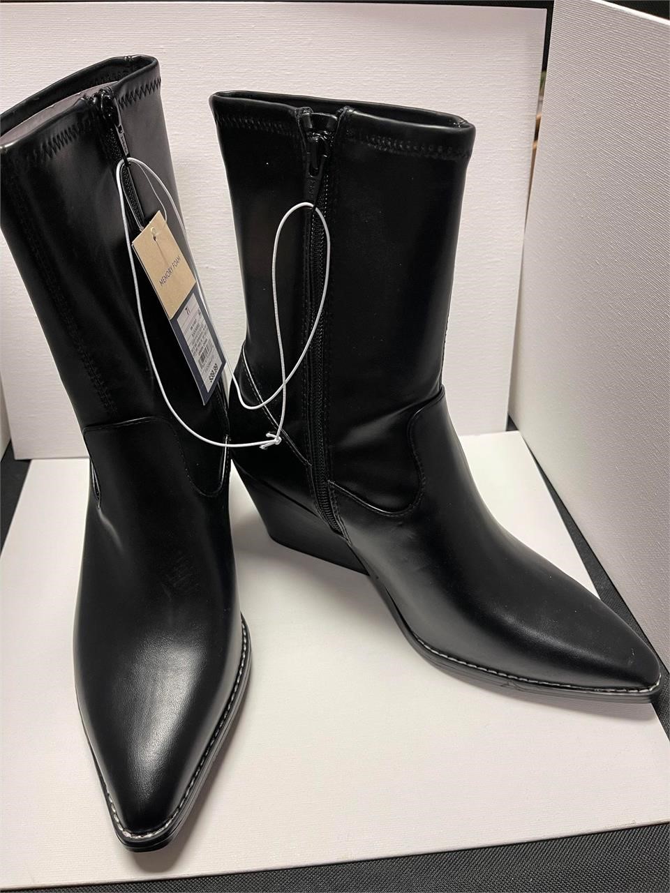 sz 7.5 pointy black leatehr boots