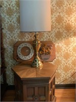 VTG OCTAGON SHAPED END TABLE & LAMP