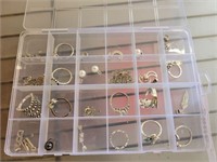 TRAY OF COSTUME RINGS AND CHARMS