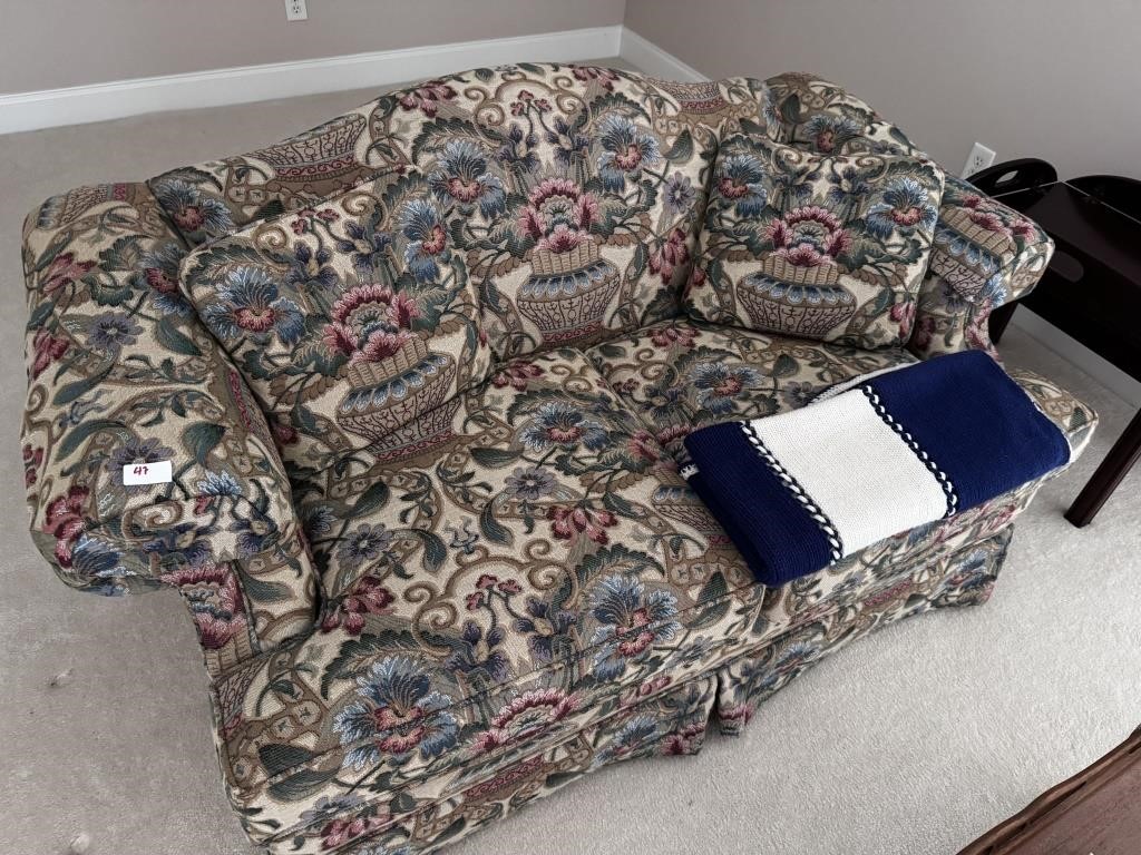 BEAUTIFUL LOVESEAT COMFY