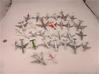 30 avions dont la plupart sont en métal