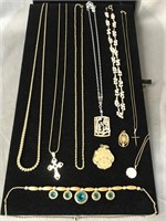 8 PC LOT OF GOLD/SILVER NECKLACES