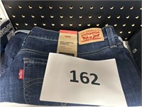 Levis shorts 34