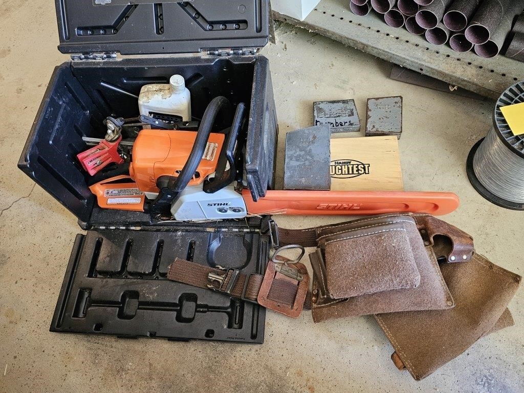 STIHL MS250 CHAINSAW W/CASE APPROX. 8 INCH