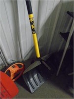 SNOW SHOVEL