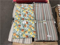 1 LOT (3 ITEMS) OUTDOOR CHAIR CUSHIONS UNIVERSAL