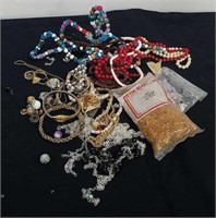Group of miscellaneous jewelry / crafting items