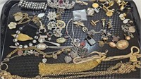 TRAY OF MISC. COSTUME / FASHION JEWELLERY