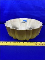 Vintage bundt cake pan