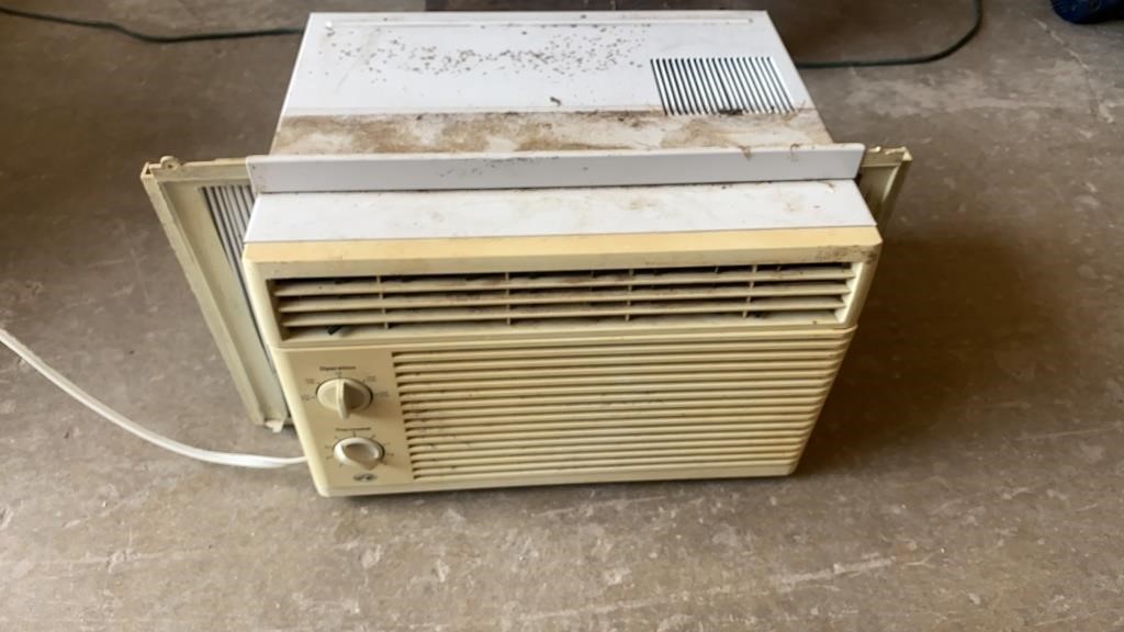Hampton Bay Window Air conditioner - works