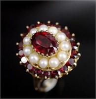 Vintage Garnet and pearl set 9ct yellow gold ring