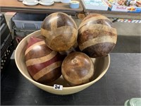 WOODEN BOWLS AND FRUIT