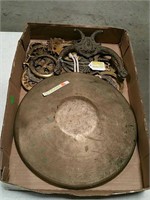 Box of metal pieces gong Etc