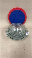 5 Pyrex bowls assorted sizes , 2 with lids