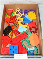 FLAT BOX OF PLASTIC COOKIE & DOUGH CUTTERS