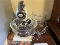 VTG. SUNBEAM MIXMASTER W/GLASS MIXING BOWLS & MORE