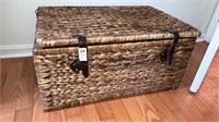 Woven trunk 26x 19 - no contents