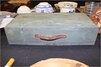 Vintage Hunting Box containing 6 Dove Decoys with