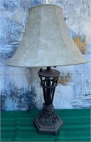 11 - VINTAGE TABLE LAMP W/ SHADE (Y21)