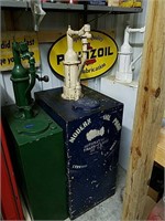 Vintage oil hand pump - unknown brand. Marked
