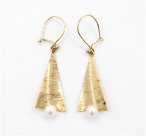 Beautiful 14K Gold Natural Pearl Designer Earrings