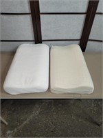 2 memory foam pillows good conditions