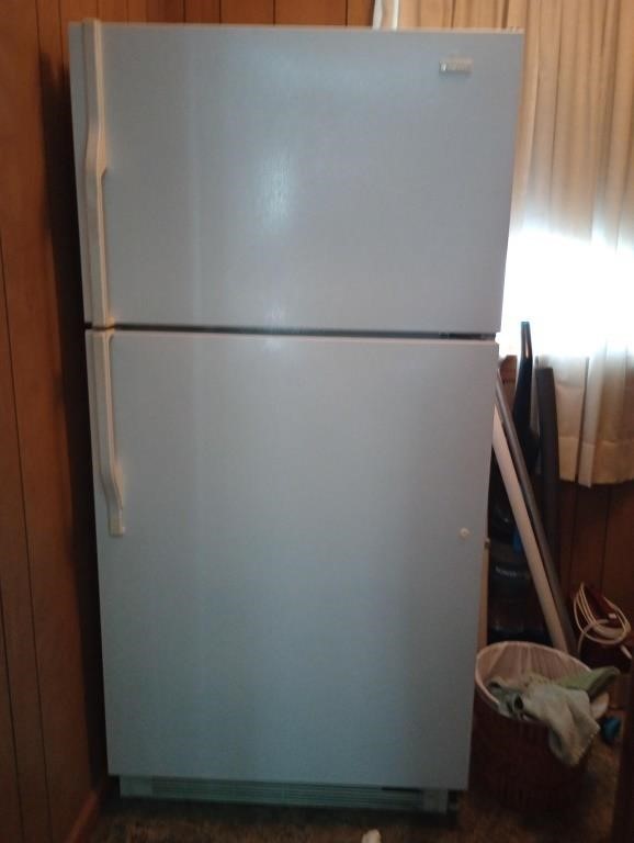 Working Magic Chef refrigerator / freezer, 18.5