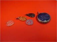 (5) Pendants