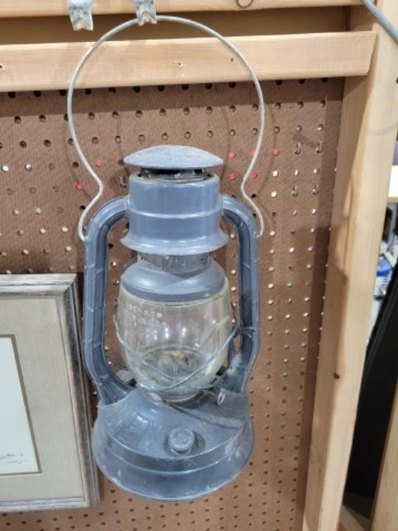 VINTAGE DIETZ NO. 2 D-LITE OIL LAMP