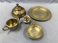 Assorted pewter dishes              (N 103)