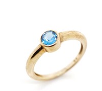 Topaz and 9ct yellow gold ring