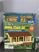 ERTL Riding stable set