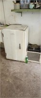 GE  vintage electric mini fridge (works)
