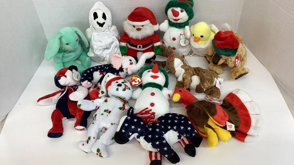 Holiday themed Beanie Baby lot. A few have small