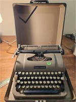 Vnt.1950s Underwood Finger Flite typewriter & case