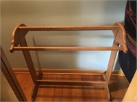 VERY NICE OAK QUILT RACK. 33X32 INCHES