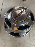 2 cnt GMC Hubcaps