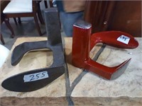 Cast iron shoe anvils