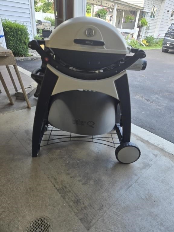 Weber Propane grill with tank & cover