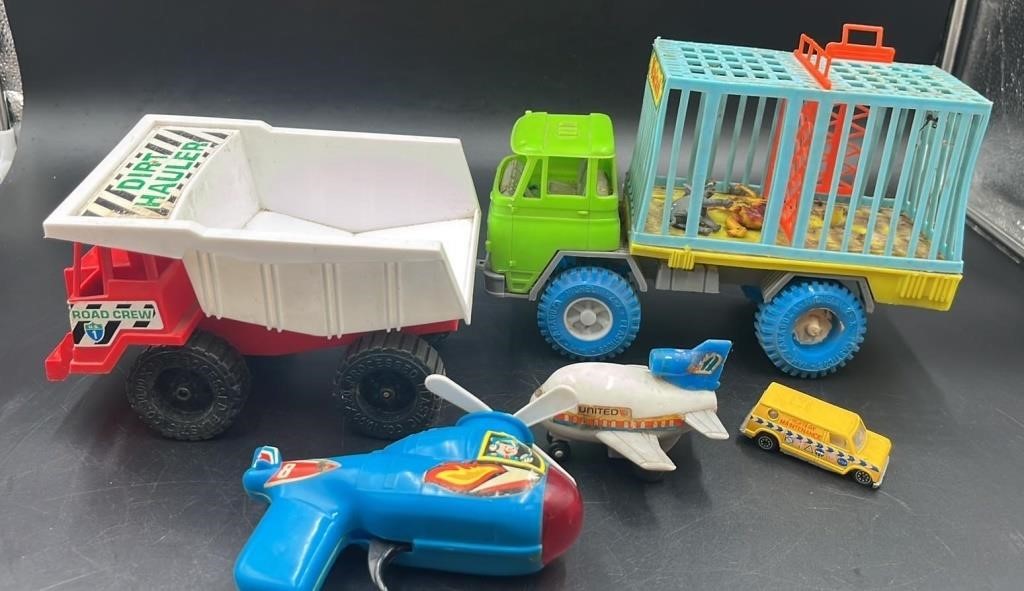 5 Vtg Toys Dirt Hauler, Animal Hauler, Heli,