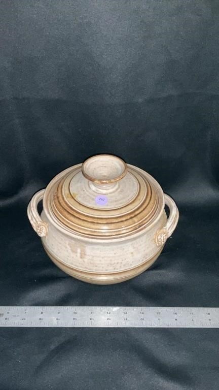 Pottery pot with lid