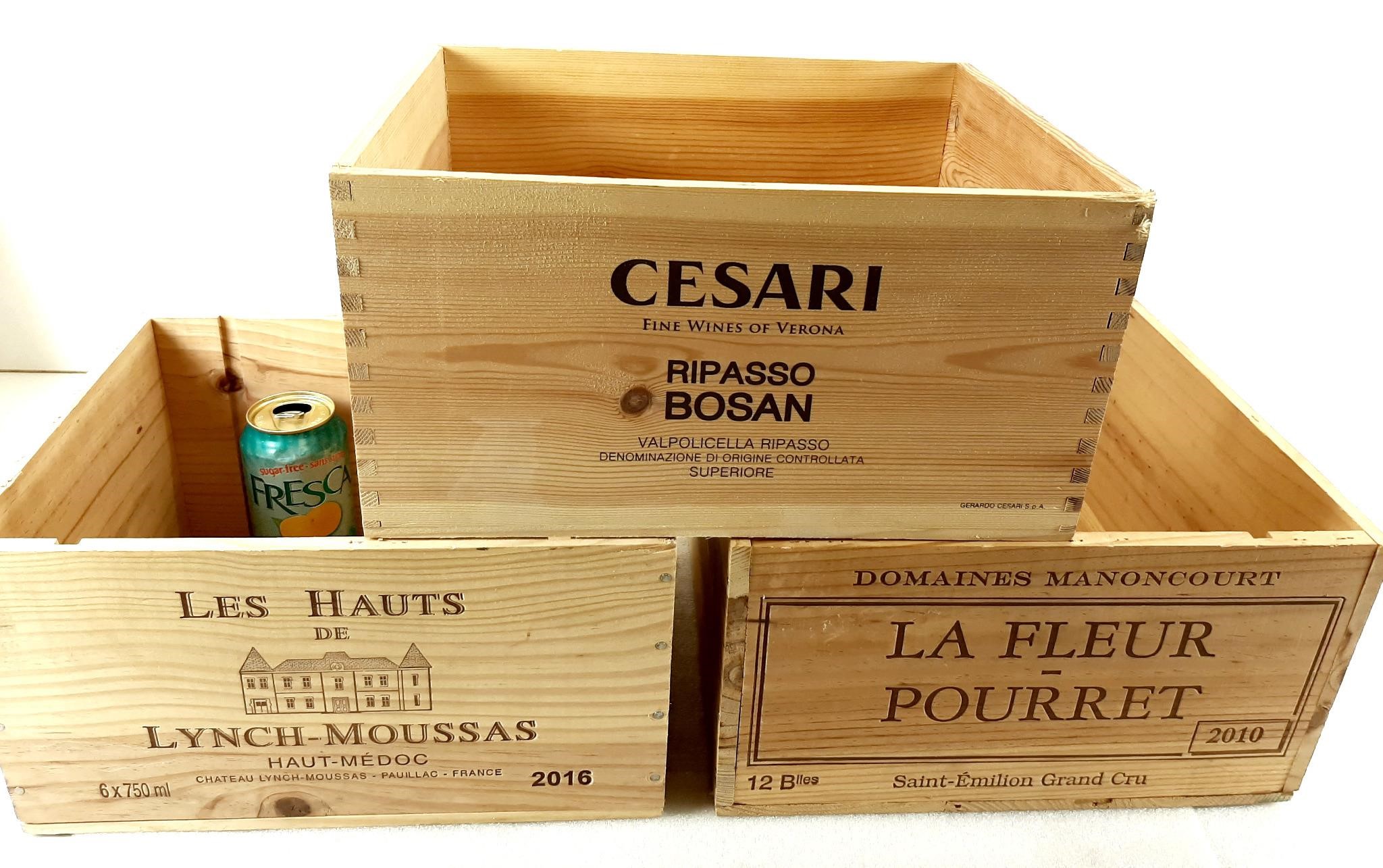 3 caisses en bois avec inscriptions de vigneron