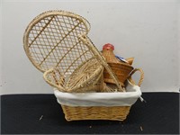 2 decorative wicker pieces, basket