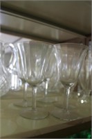 LOT OF CLEAR GLASS WINE GLASSES
