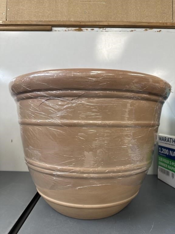 Southern Patio 22.25in. Prescott Planter


Has