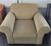 BROYHILL UPHOLSTERED ARMCHAIR