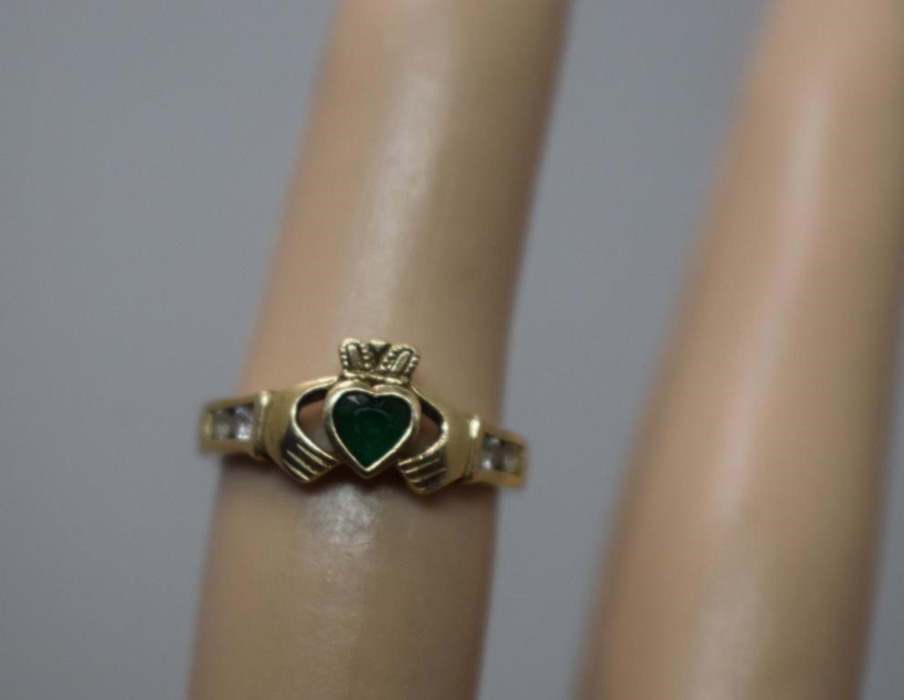 Vtg 9K Claddaugh Ring w/Green & White Stones