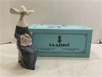 LLARDO SEWING NUN PORCELAIN FIGURINE IN ORIGINAL